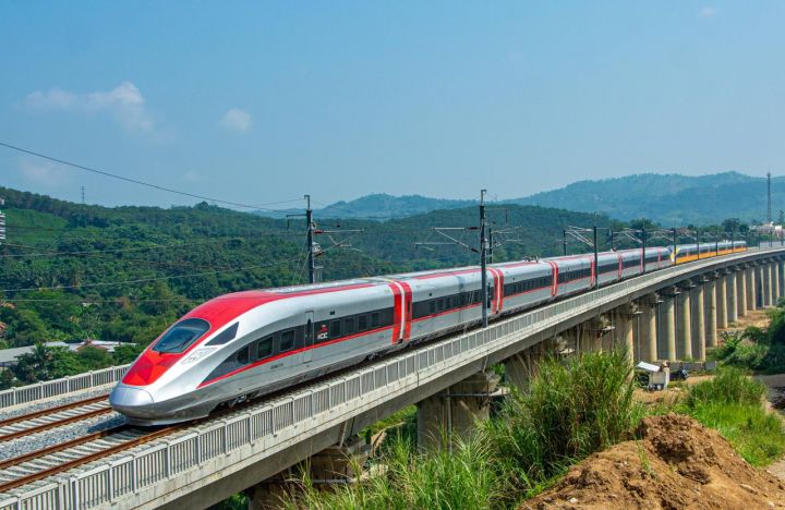 Kereta Cepat Jakarta–Bandung: Antara Ambisi, Biaya Membengkak, dan Tantangan Ekonomi